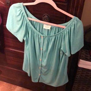 Mint green crop shirt worn once Excellent condition 87 poly 10 rayon 3 spandex